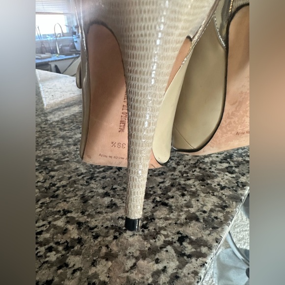 Manolo Blahnik Patent Leather Pumps Size 9.5 - Picture 4 of 13